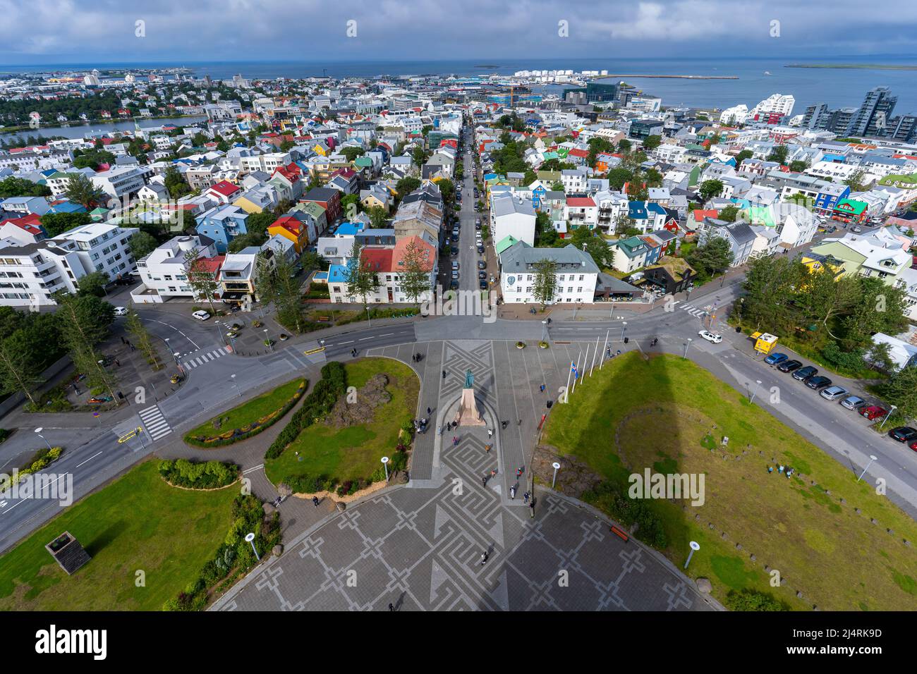 Wunderschöne filmische Luftaufnahmen der isländischen Hauptstadt Reykjavik, der Kathedrale und der wunderschönen Stadt Stockfoto