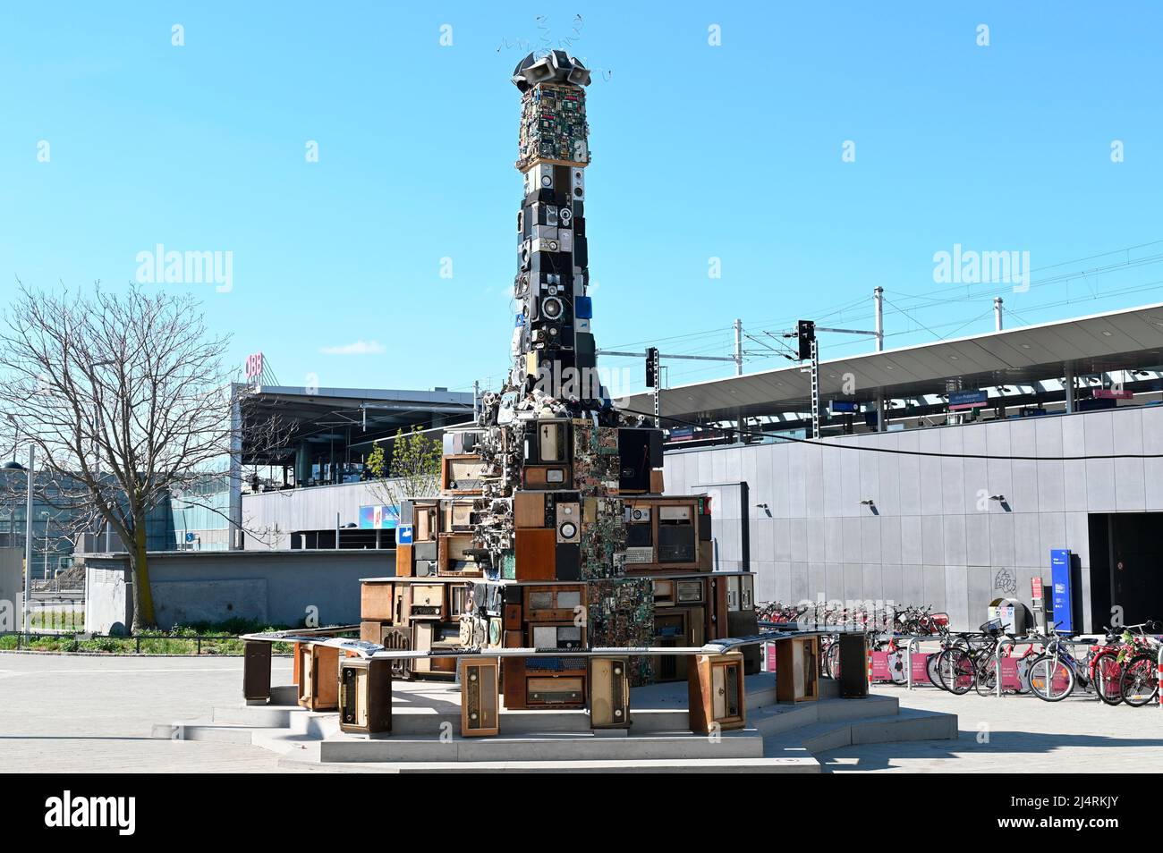 Wien, Österreich. STREAMER – eine COVID-Skulptur. Eine interaktive Lautsprecherskulptur in Form einer Pestsäule Stockfoto