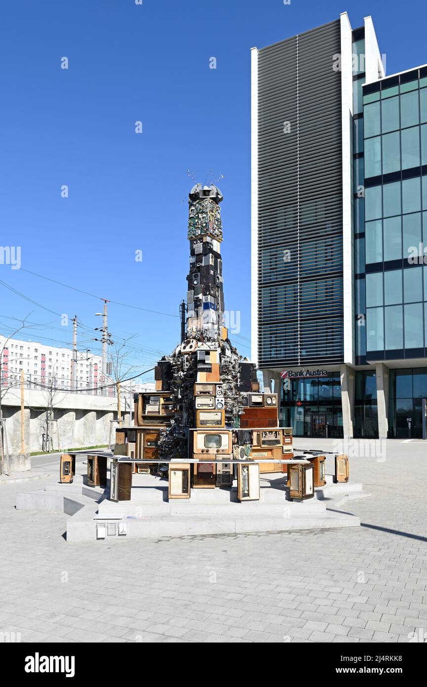 Wien, Österreich. STREAMER – eine COVID-Skulptur. Eine interaktive Lautsprecherskulptur in Form einer Pestsäule Stockfoto
