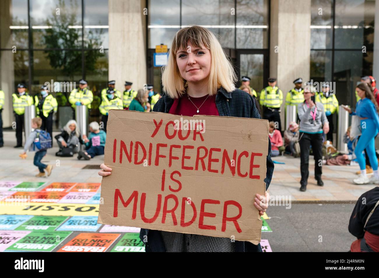 London, Großbritannien. 13. April 2022. Unterstützer des Extinction Rebellion protestieren vor dem Shell-Hauptquartier in London. Demonstranten klebten sich überall um das Gebäude herum Stockfoto