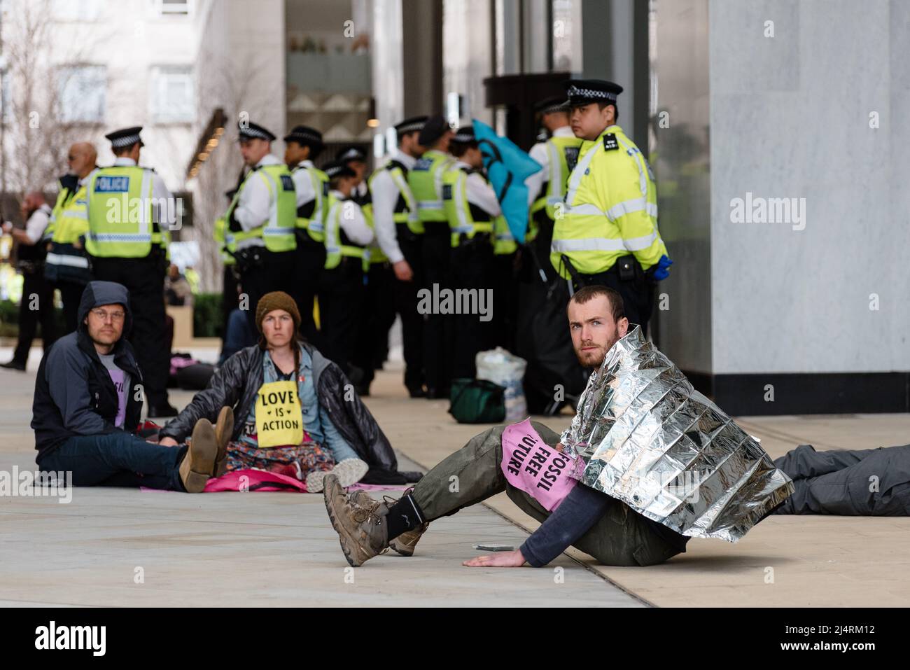 London, Großbritannien. 13. April 2022. Unterstützer des Extinction Rebellion protestieren vor dem Shell-Hauptquartier in London. Demonstranten klebten sich überall um das Gebäude herum Stockfoto