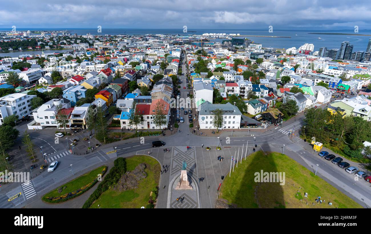 Wunderschöne filmische Luftaufnahmen der isländischen Hauptstadt Reykjavik, der Kathedrale und der wunderschönen Stadt Stockfoto