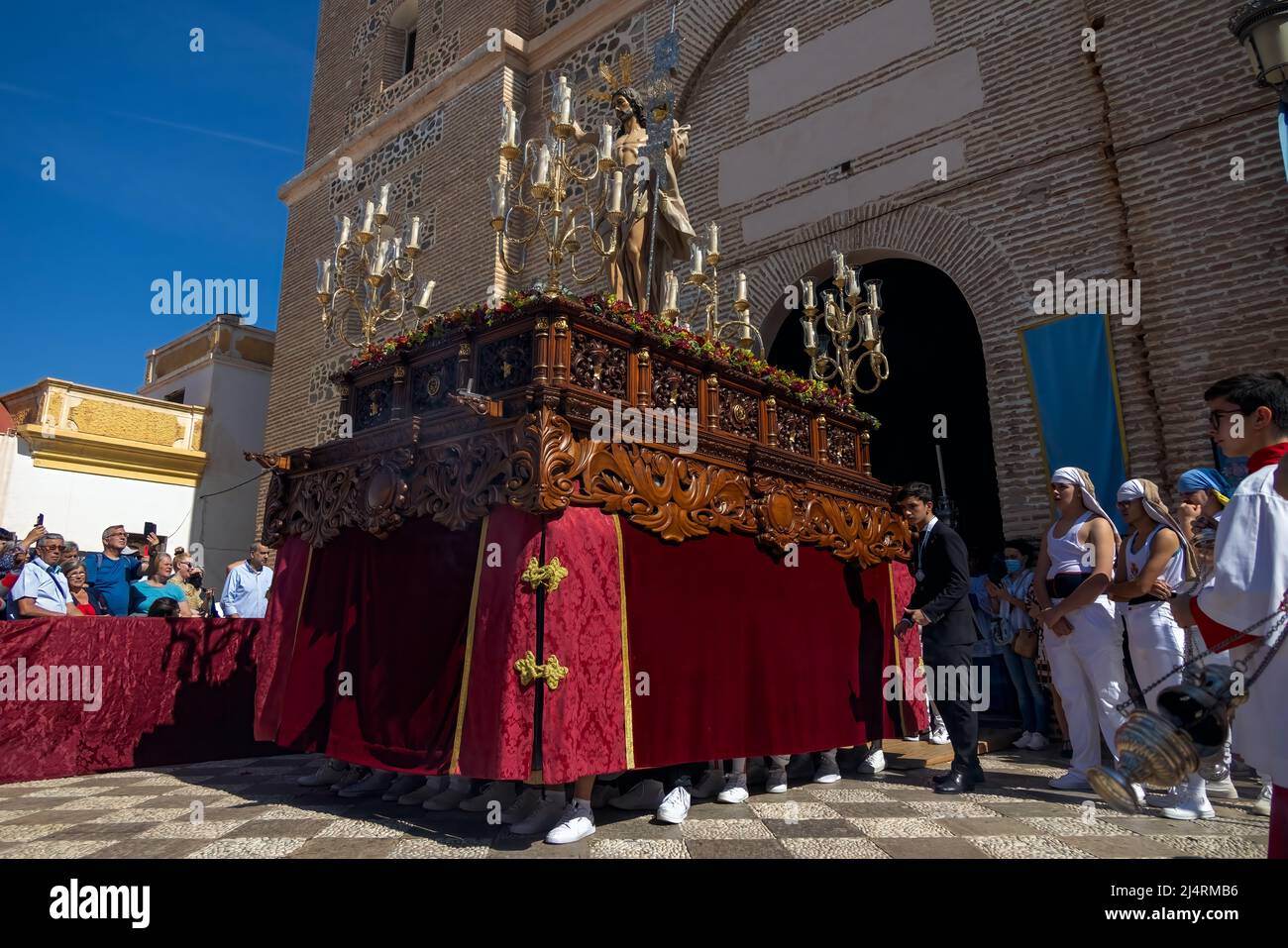 Almunecar, Spanien. 17.. April 2022. Karwoche, Semana Santa in Almuñécar, erklärt von nationalem touristischem Interesse in Andalusien, füllt die Straßen der Gemeinde mit Tradition und herzlicher Hingabe jedes Jahr. Dies ist die Ostersonntagsprozession, der letzte Tag der Karwoche. Es erinnert an das katholische Fest der Auferstehung Jesu Christi. Bruderschaften organisieren die Prozessionen, die durch die Straßen und Plätze gehen mit schönen Thronen geschmückt mit Blumen und religiösen Bildern, die von den Gabeln getragen werden. Credit David Smith/Alamy Live News Stockfoto