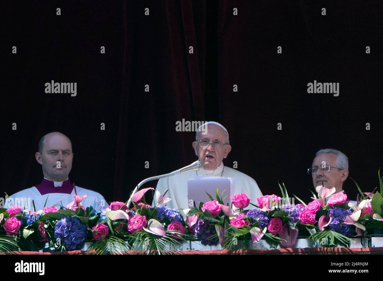 Vatikan, Vatikan. 17. April 2022. Italien, Rom, Vatikan, 2022/04/17 Papst Franziskus während des Segens "Urbi et Orbi" nach der Ostermesse auf dem Petersplatz im Vatikan. Alessia Giuliani/Catholic Press Foto AUF REDAKTIONELLE VERWENDUNG beschränkt - KEIN MARKETING - KEINE WERBEKAMPAGNEN. Kredit: Unabhängige Fotoagentur/Alamy Live Nachrichten Stockfoto