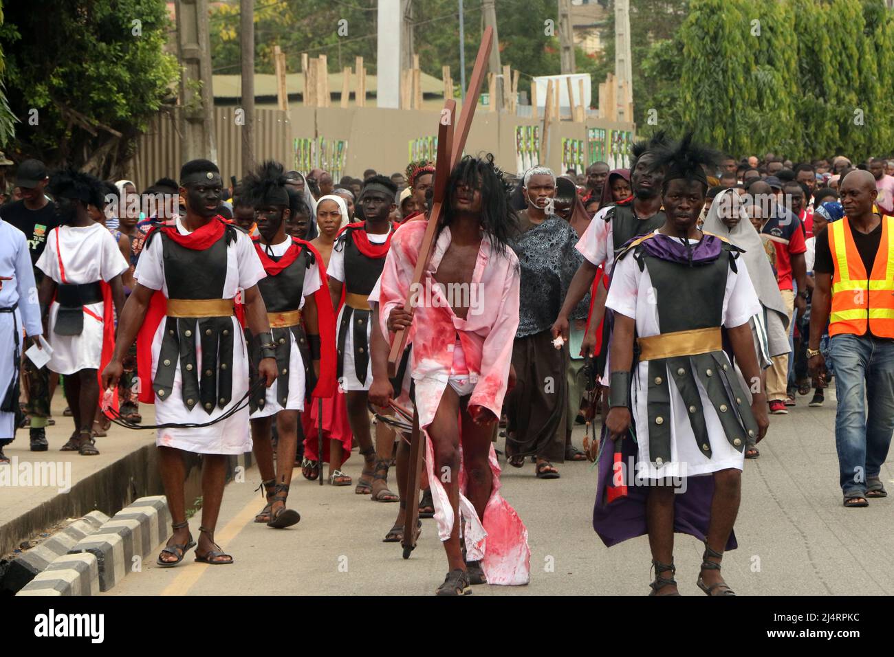 Katholische Gläubige in der Region Ikeja in Lagos, die Jesus Christus bei der Kreuzigung und dem Tod Jesu Christi in der Befolgung des Karfreitags darstellen. Nigeria. Stockfoto