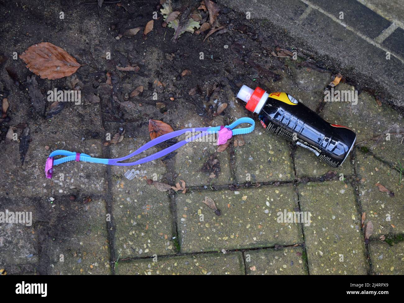 Getränkeflasche und Plastikband Stockfoto