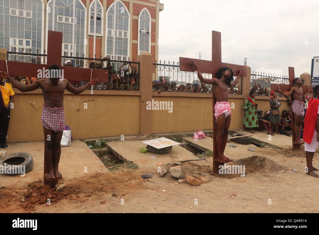 Katholische Gläubige in der Region Ikeja in Lagos, die Jesus Christus bei der Kreuzigung und dem Tod Jesu Christi in der Befolgung des Karfreitags darstellen. Nigeria. Stockfoto