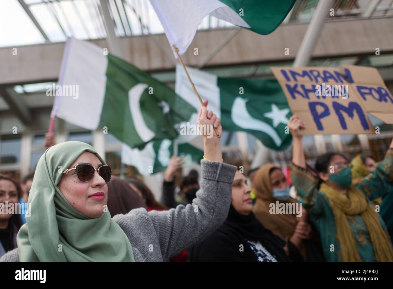 Edinburgh Schottland, Großbritannien April 17 2022. Hunderte von Menschen versammeln sich vor dem schottischen Parlament, um Unterstützung für Pakistans ehemaligen Premierminister Imran Khan zu zeigen. Kredit sst/alamy live News Stockfoto