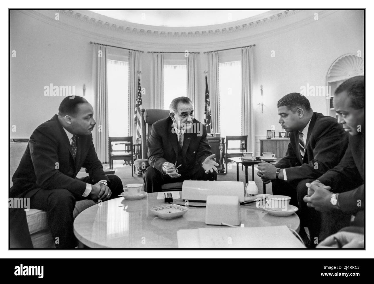 Präsident Lyndon B. Johnson, Oval Office, trifft sich mit den Bürgerrechtsführern Martin Luther King, Jr., Whitney Young, James Farmer 18. Januar 1964 im Oval Office White House Washington DC USA Stockfoto
