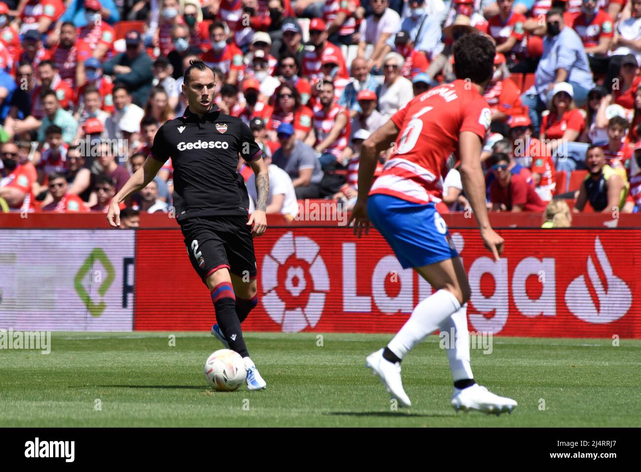 Granada, Spanien. 17. April 2022. Francisco Javier Hidalgo, bekannt als Son of UD Levante, treibt den Ball gegen den Deutschen Sanchez während des Liga-Spiels zwischen Granada CF und UD Levante im Nuevo Los Carmenes Stadium am 17. April 2022 in Granada, Spanien, an. (Foto: José M Baldomero/Pacific Press) Quelle: Pacific Press Media Production Corp./Alamy Live News Stockfoto