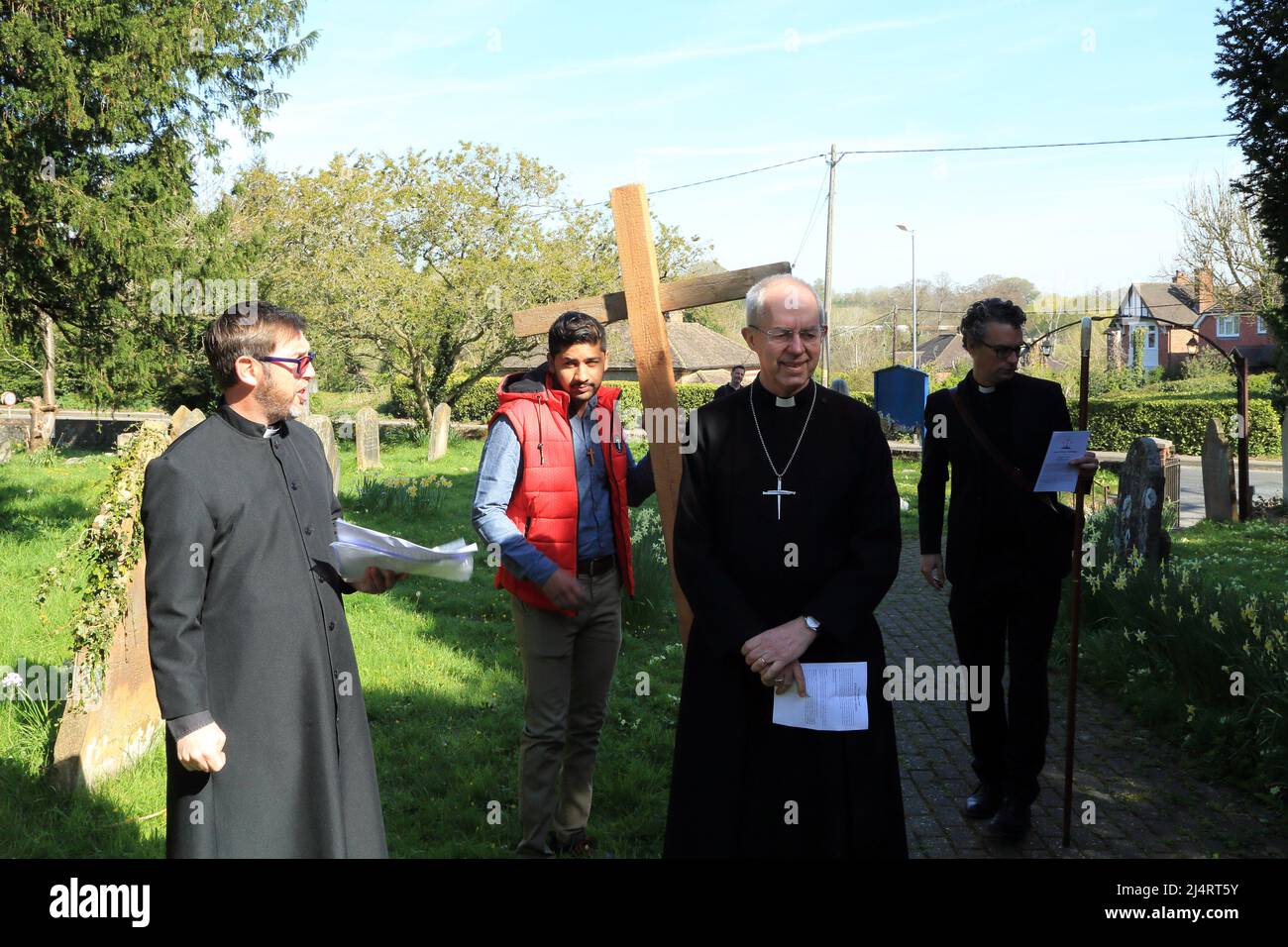 Der Erzbischof von Canterbury, Justin Welby, in der Kirche St. Mary the Virgin im Rahmen des Spaziergangs des Zeugnisses am Karfreitag, Sellindge, Ashford, Kent, Engl Stockfoto
