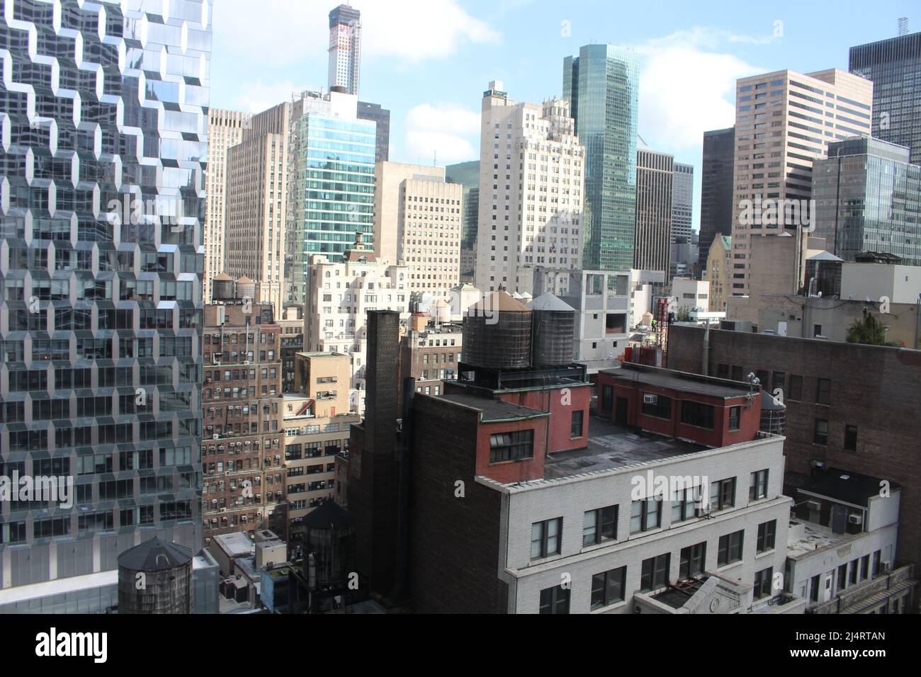Wassertanks auf einem Dach in New York City Stockfoto