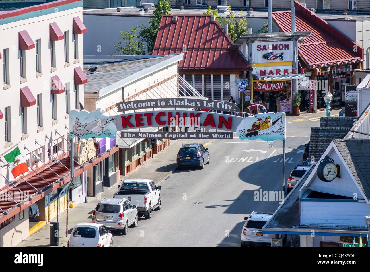 Ketchikan Alaska Downtown Mit Dem Willkommensschild Auf Der Mission Street Ketchikan Salmon Capital Of The World Stockfoto