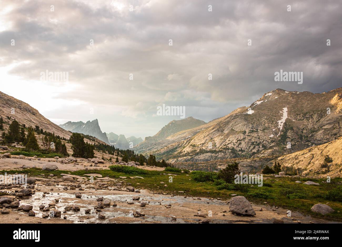 Malerische Aussicht auf ein bergiges Tal nach einem Hagelsturm an einem Sommertag in der Wind River Bergkette, Wyoming, USA Stockfoto