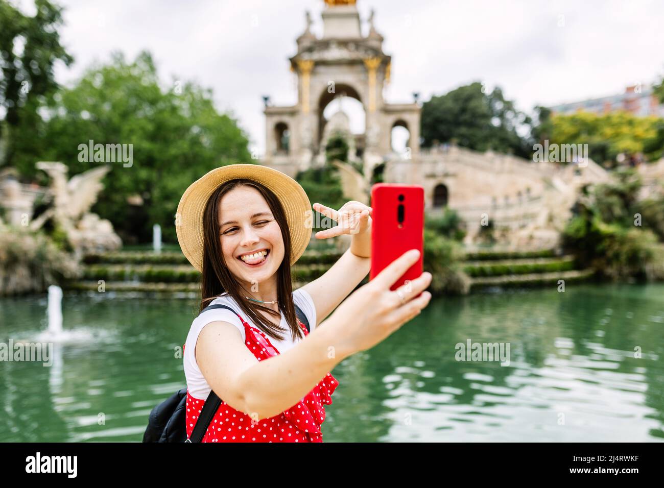 Glückliche weibliche Touristin, die in Barcelona Selfie macht Stockfoto