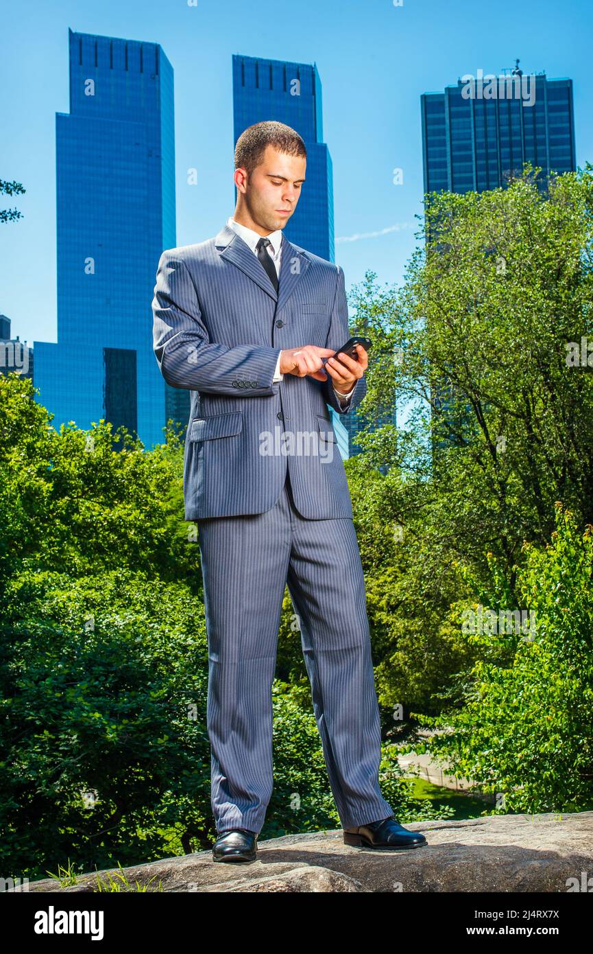 Junger Geschäftsmann schreibt. Formell in einem blauen Anzug, schwarzer  Krawatte, Lederschuhen kleidet, steht ein junger Profi vor dem Business d  Stockfotografie - Alamy