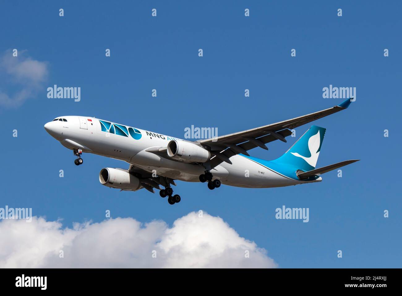 MNG Cargo Airbus A330 TC-MCZ landet am Flughafen London Heathrow 15.. April 2022 Stockfoto