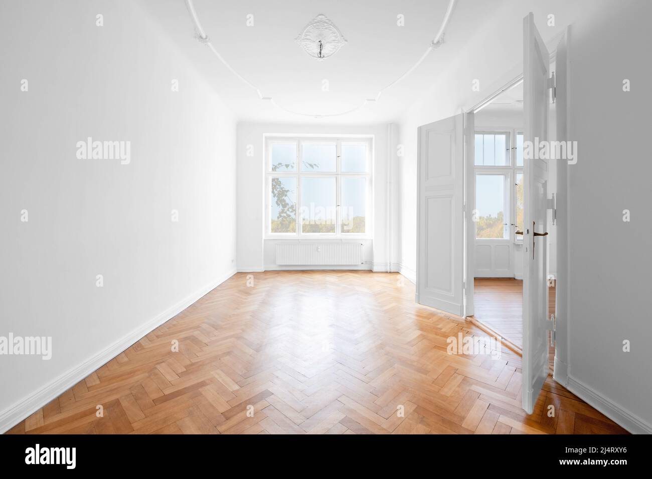 Neues, leeres Apartment-Zimmer mit Holzparkettboden Stockfoto