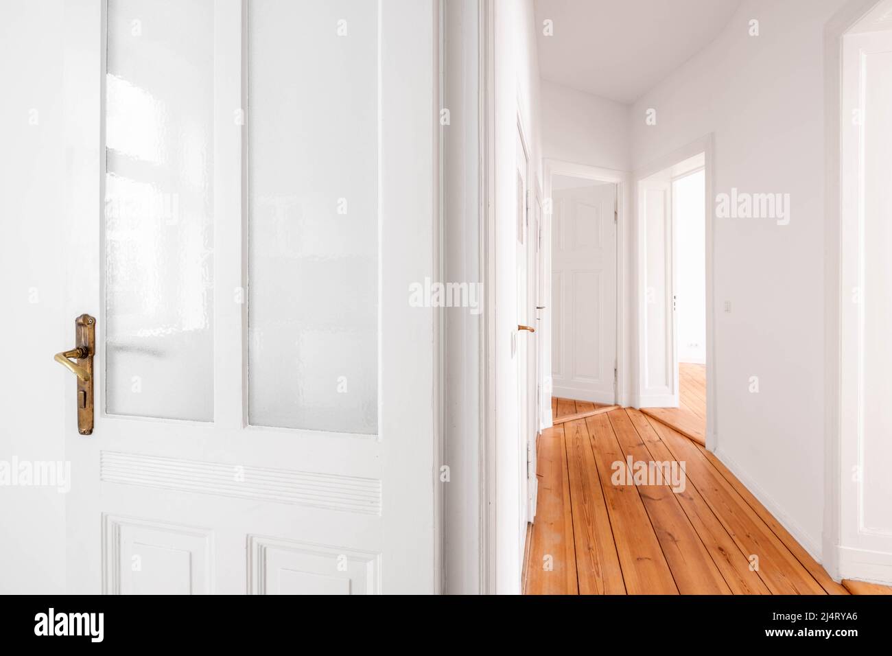 Tür und Flur in leerer Wohnung im renovierten Altbau Stockfoto