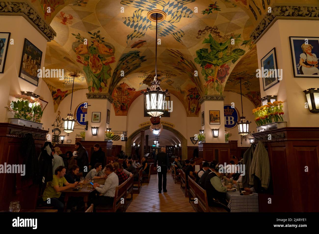 München, Deutschland - 04.07.2022: Berühmter hofbbrauhaus traditioneller Pud keller in München, der Spaß macht Stockfoto