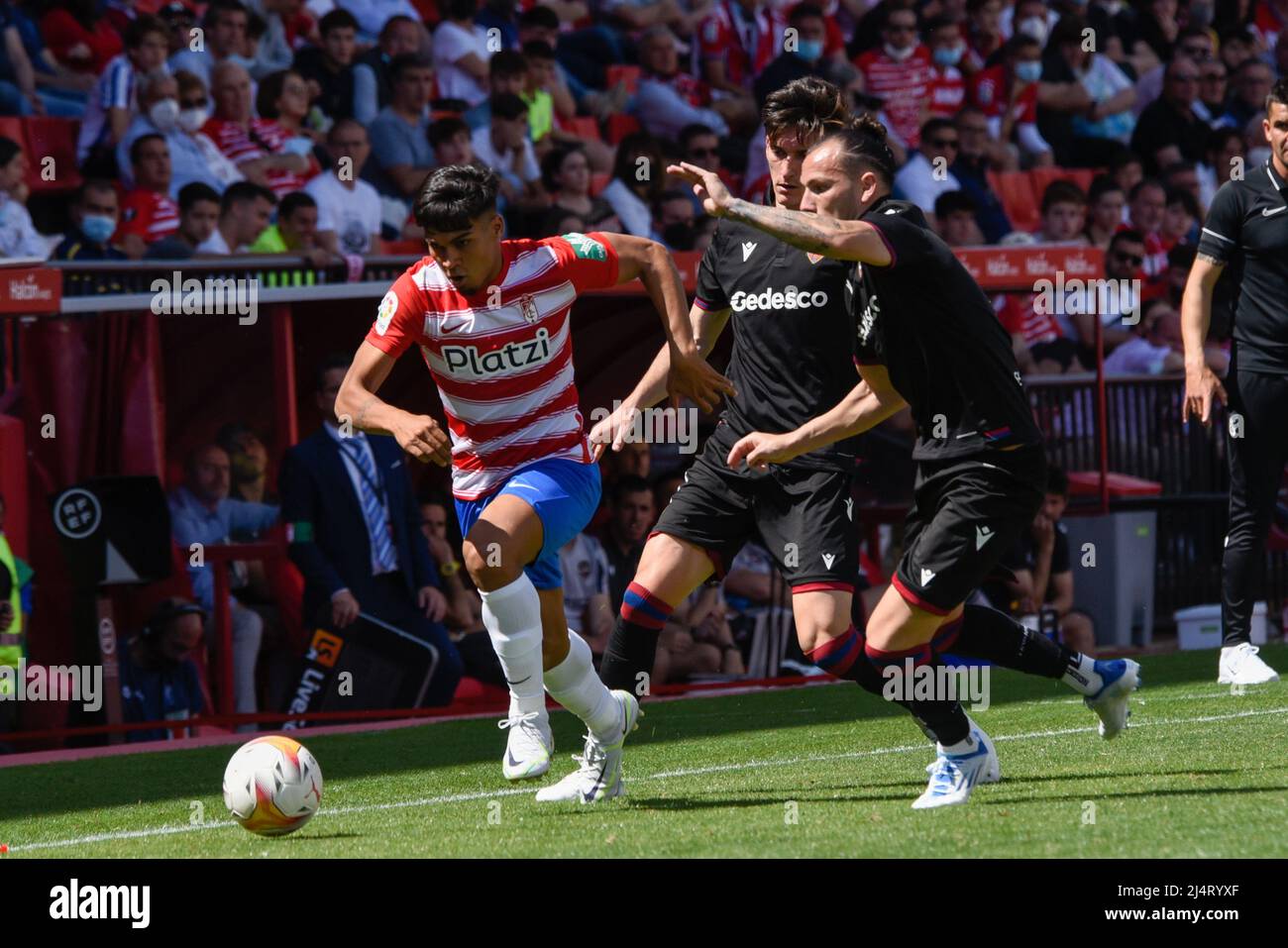 Granada, Granada, Spanien. 17. April 2022. Douglas Arezo von Granada CF, gefolgt von Francisco Javier Hidalgo als Son und Jose Luis Garcia als Pepelu während des Liga-Spiels zwischen Granada CF und UD Levante im Nuevo Los Carmenes Stadium am 17. April 2022 in Granada, Spanien. (Bild: © José M Baldomero/Pacific Press via ZUMA Press Wire) Stockfoto