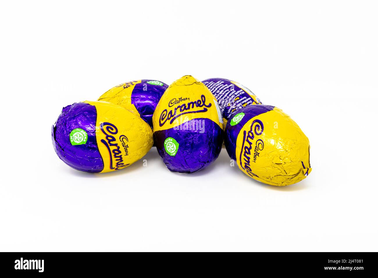 Cadbury Karamell-Eier auf weißem Hintergrund Stockfoto