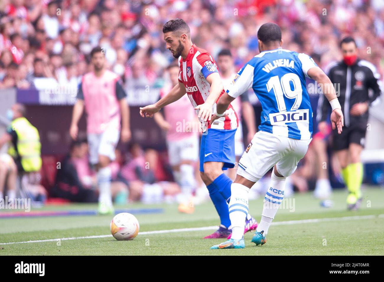 Stadion Wanda Metropolitano, Madrid, Spanien. 17. April 2022. La Liga Santander, Atletico Madrid gegen RCD Espanyol; Koke von Atletico de Madrid hält Vilhena von Espanyol aus Kredit: Action Plus Sports/Alamy Live News Stockfoto