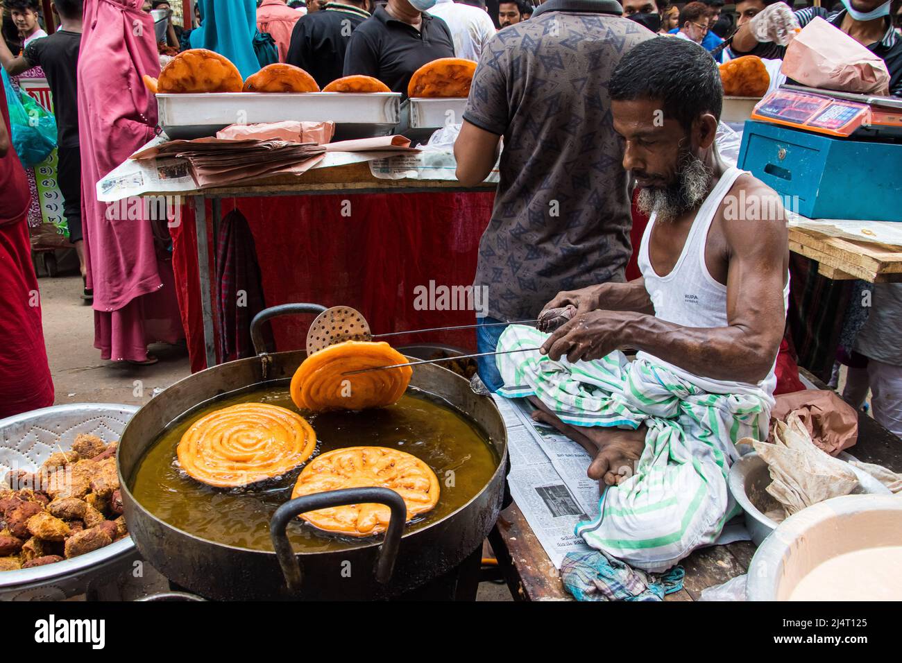 400 Jahre alter traditioneller Street Food Markt sowie der größte Iftar Markt in Dhaka. Chawkbazar liegt im alten Dhaka, das älteste und ist Stockfoto