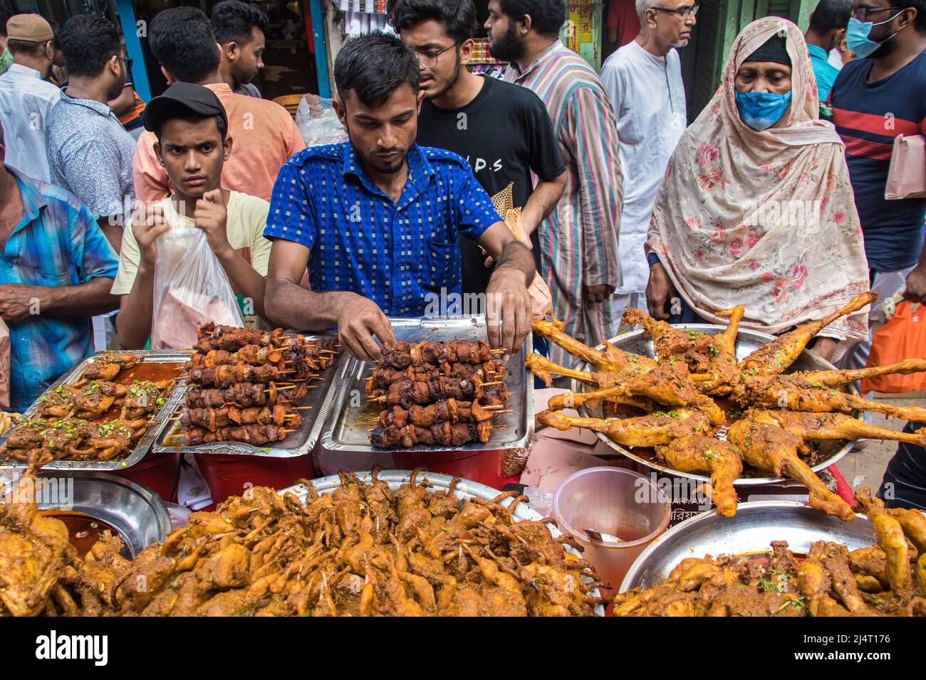 400 Jahre alter traditioneller Street Food Markt sowie der größte Iftar Markt in Dhaka. Chawkbazar liegt im alten Dhaka, das älteste und ist Stockfoto