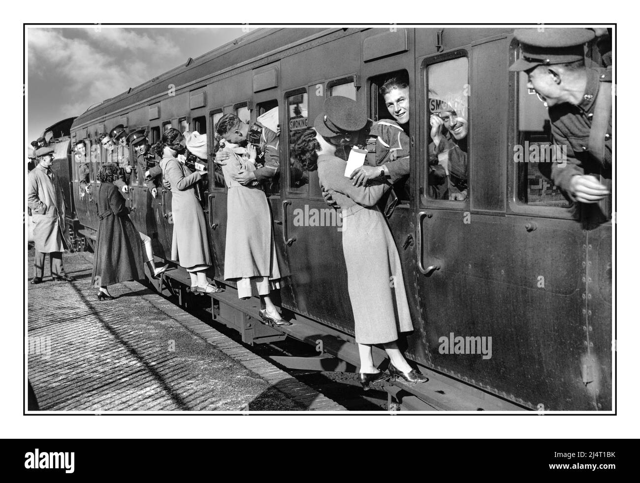 Archiv 1930s Britische Soldaten schiefen aus Zugfenstern, um ihre Frauen und Mädchen zu küssen Auf Wiedersehen . London UK 1930s Vorbereitung auf den Zweiten Weltkrieg WW2 Rekrutierung von Mitarbeitern des National Service im Zweiten Weltkrieg. Propagandabild für Soldaten, die nach Ägypten ausreisen 1935 Stockfoto