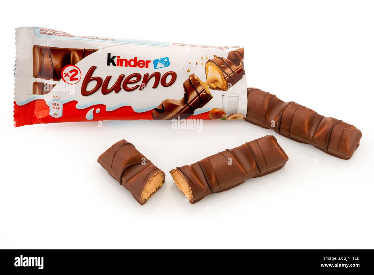 Alba, Italien - 16. April 2022: Kinder-Xeno-Snack gefüllt mit Haselnüssen mit der Knusprigkeit eines mit Schokolade überzogenen Waffelblattes, hergestellt von Ferrero Stockfoto