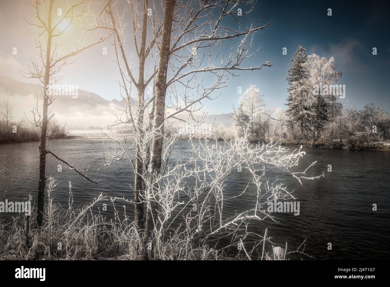 FOTOKUNST: Winterszene am Kochel, in der der Fluss Loisach aus dem Kochelsee, Oberbayern, fließt Stockfoto