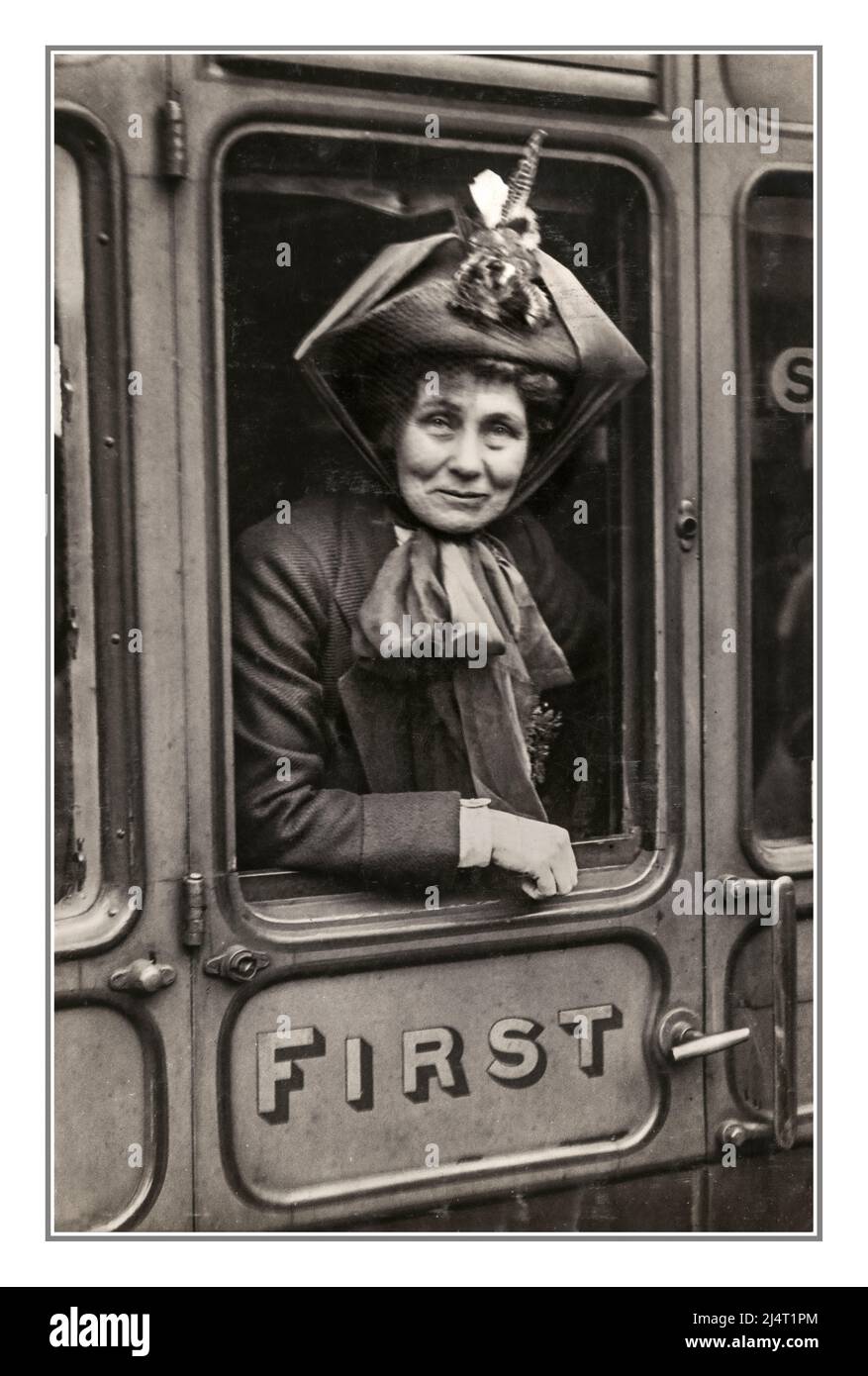1910 Emmeline Pankhurst lehnte sich aus dem Fenster eines erstklassigen Waggons; 'Mrs Pankhurst Farewell at Waterloo for America this [Morning]' Emmeline Pankhurst (geb. Goulden; 15. Juli 1858 – 14. Juni 1928) war eine englische politische Aktivistin. Sie ist am besten daran erinnert, dass sie die britische Frauenrechtsbewegung organisiert und Frauen dabei geholfen hat, das Wahlrecht zu gewinnen. Emmeline starb am 14. Juni 1928, kurz nachdem Frauen das gleiche Stimmrecht wie Männer (mit 21) zugestanden worden waren. Stockfoto