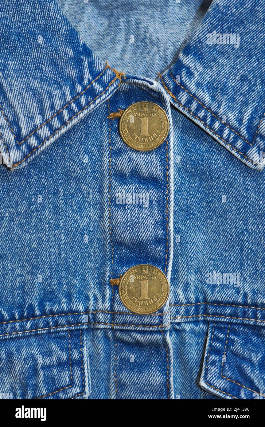 Teil der Jeansjacke mit goldenen Münz-Manschettenknöpfen und Knöpfen  Stockfotografie - Alamy