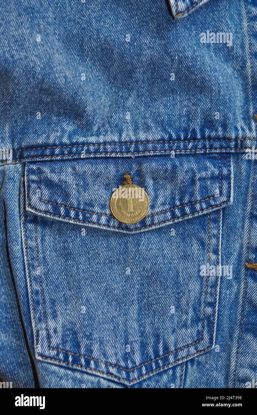 Teil der Jeansjacke mit goldenen Münz-Manschettenknöpfen und Knöpfen Stockfoto