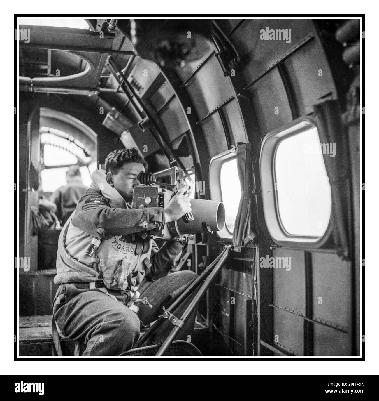 WW2 RAF Reconnaissance Crewman mit Kamera an Bord eines RAF Coastal Command Lockheed Hudson der Squadron Nr. 269, mit einer F.24-Kamera zur Aufklärung während einer Eispatrouille aus Kaldadarnes in Island, 5. Mai 1942. Zweiter Weltkrieg. Luftaufklärung ist Aufklärung für militärische oder strategische Zwecke, die mit Aufklärungsflugzeugen durchgeführt wird. Die Rolle der Aufklärung kann eine Vielzahl von Anforderungen erfüllen, darunter Artilleriebeobachtung, die Sammlung von Bilddaten und die Beobachtung feindlicher Manöver. Stockfoto