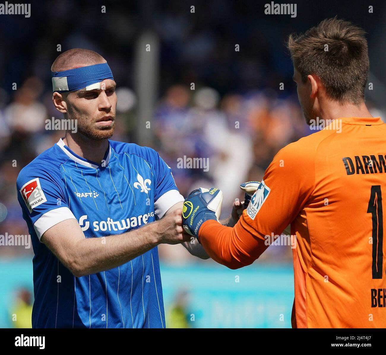 17. April 2022, Merck Stadium am Bollenfalltor, Darmstadt, GER, 2. FBL, Darmstadt 98 vs FC Schalke 04, DFL-Vorschriften verbieten die Verwendung von Fotos als Bildsequenzen und/oder quasi-Video. Im Bild Thomas Isherwood (Darmstadt), goalwart Morten Behrens (Darmstadt) Stockfoto