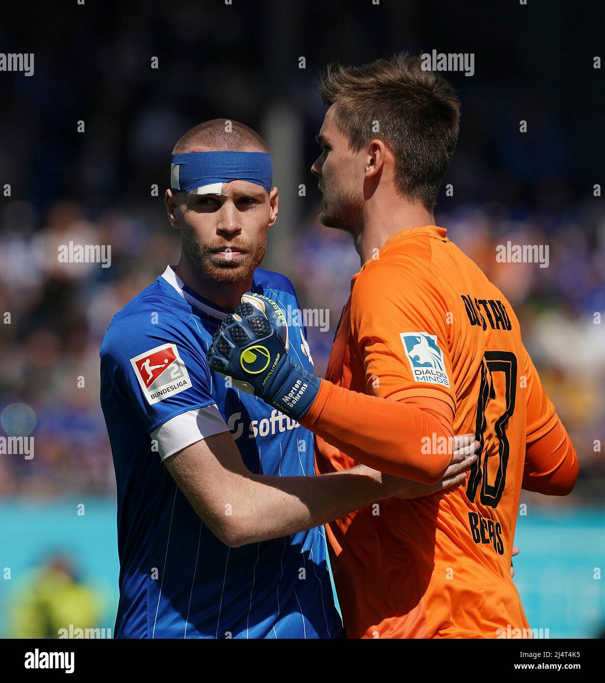 17. April 2022, Merck Stadium am Bollenfalltor, Darmstadt, GER, 2. FBL, Darmstadt 98 vs FC Schalke 04, DFL-Vorschriften verbieten die Verwendung von Fotos als Bildsequenzen und/oder quasi-Video. Im Bild Thomas Isherwood (Darmstadt), goalwart Morten Behrens (Darmstadt) Stockfoto