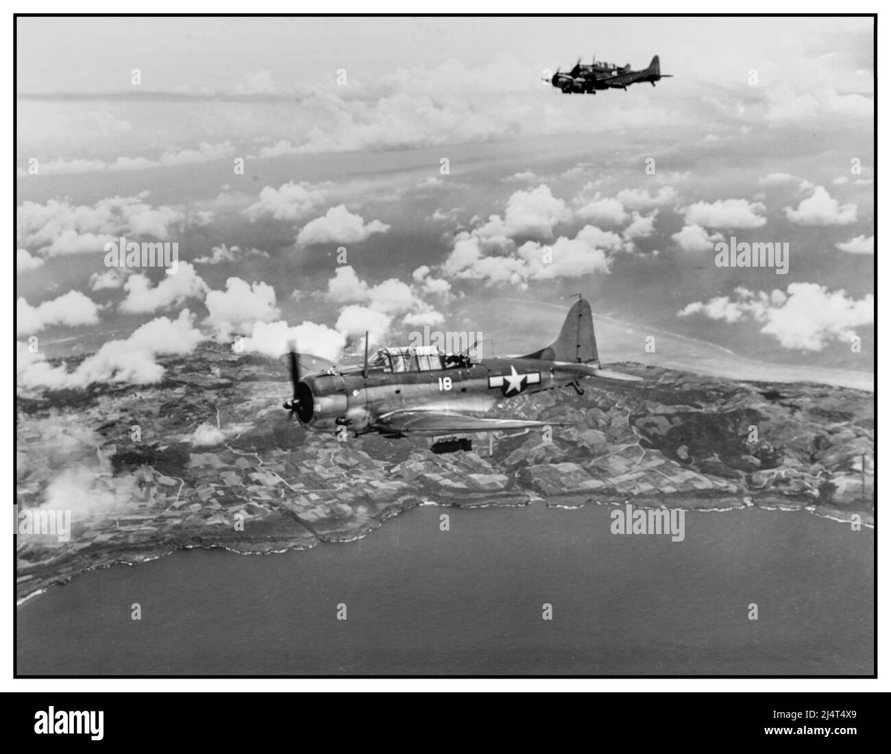 WW2 US Navy Douglas SBD-5 Dauntless Tauchbomber der Bombardierung Squadron 16 (VB-16), Carrier Air Group 16, vom Flugzeugträger USS Lexington (CV-16), über Saipan auf dem Weg zum Bombenangriff auf den Flugplatz Aslito, 15. Juni 1944. Stockfoto