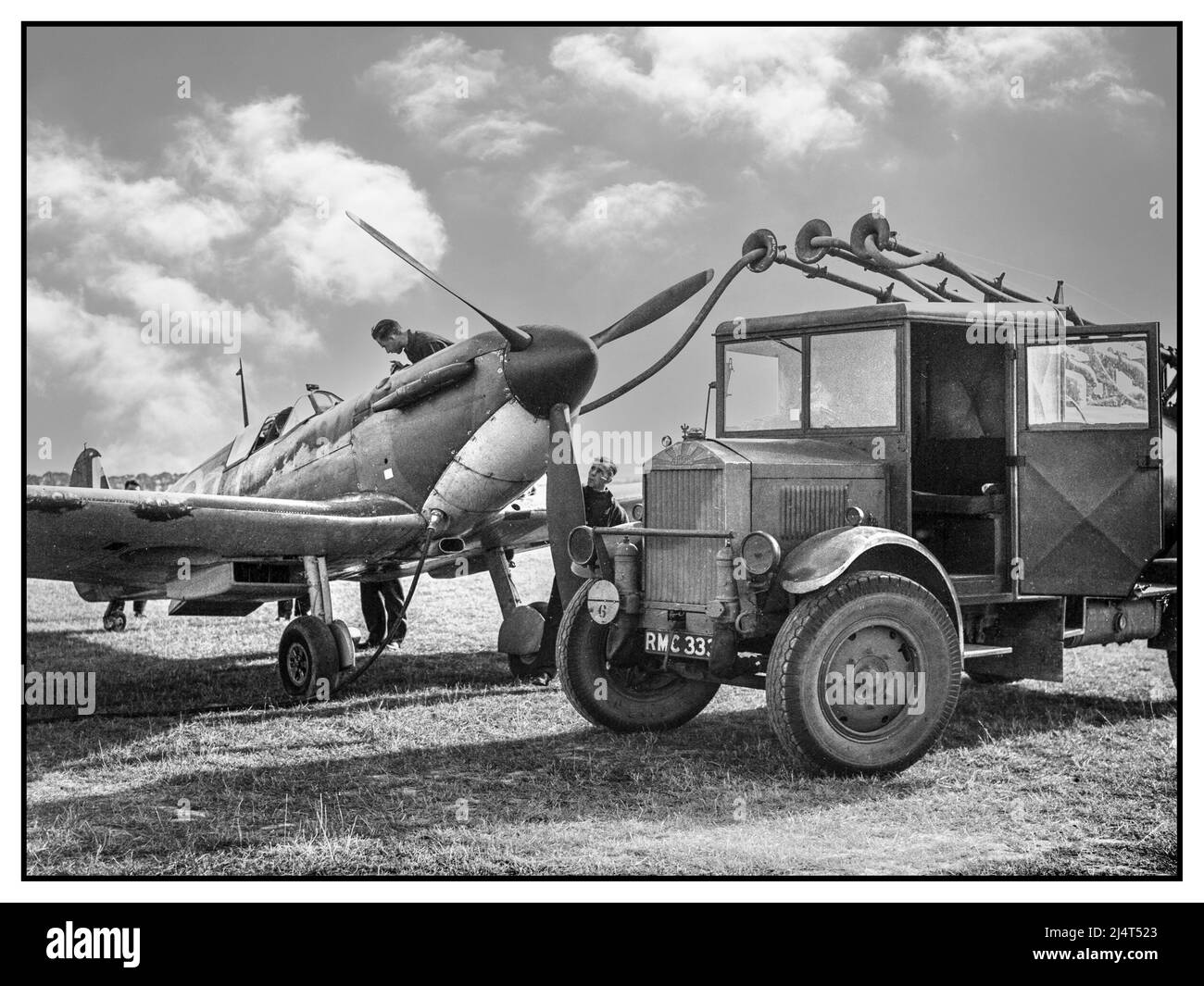 SPITFIRE WW2 Battle of Britain Eine Spitfire der Staffel 19 wird in Fowlmere, in der Nähe von Duxford, im September 1940, betankt. Betanken einer Spitfire von Squadron Nr. 19 in Fowlmere während der Schlacht von Großbritannien, September 1940. Stockfoto