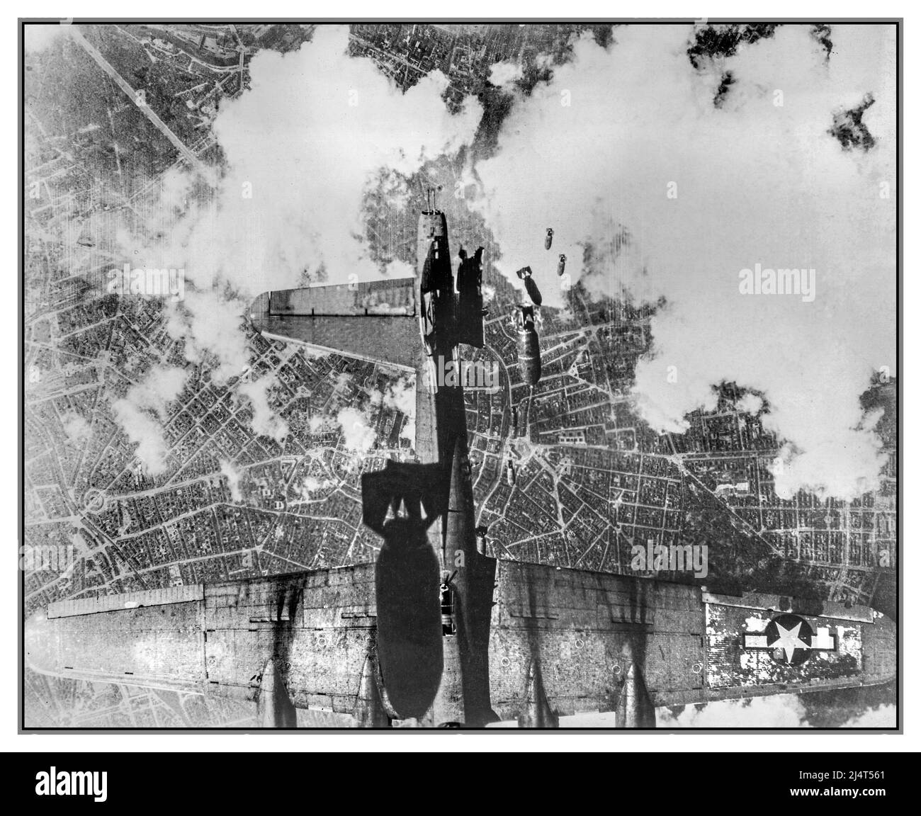 WW2 Bombenanschlag über Nazi-Deutschland tödlicher Unfall während eines Bombenangriffs der US-Luftwaffe über das zentral von den Nazis kontrollierte Berlin Deutschland B-17G Festung Miss Donna Mae II driftete unter einem anderen Bomber auf einen Bombenanschlag über Berlin, 19. Mai 1944. Eine 1.000-Pfund-Bombe von oben riss den linken Stabilisator ab und schickte das Flugzeug in eine unkontrollierbare Drehung. Alle 11 wurden getötet. Mai 1944 Stockfoto