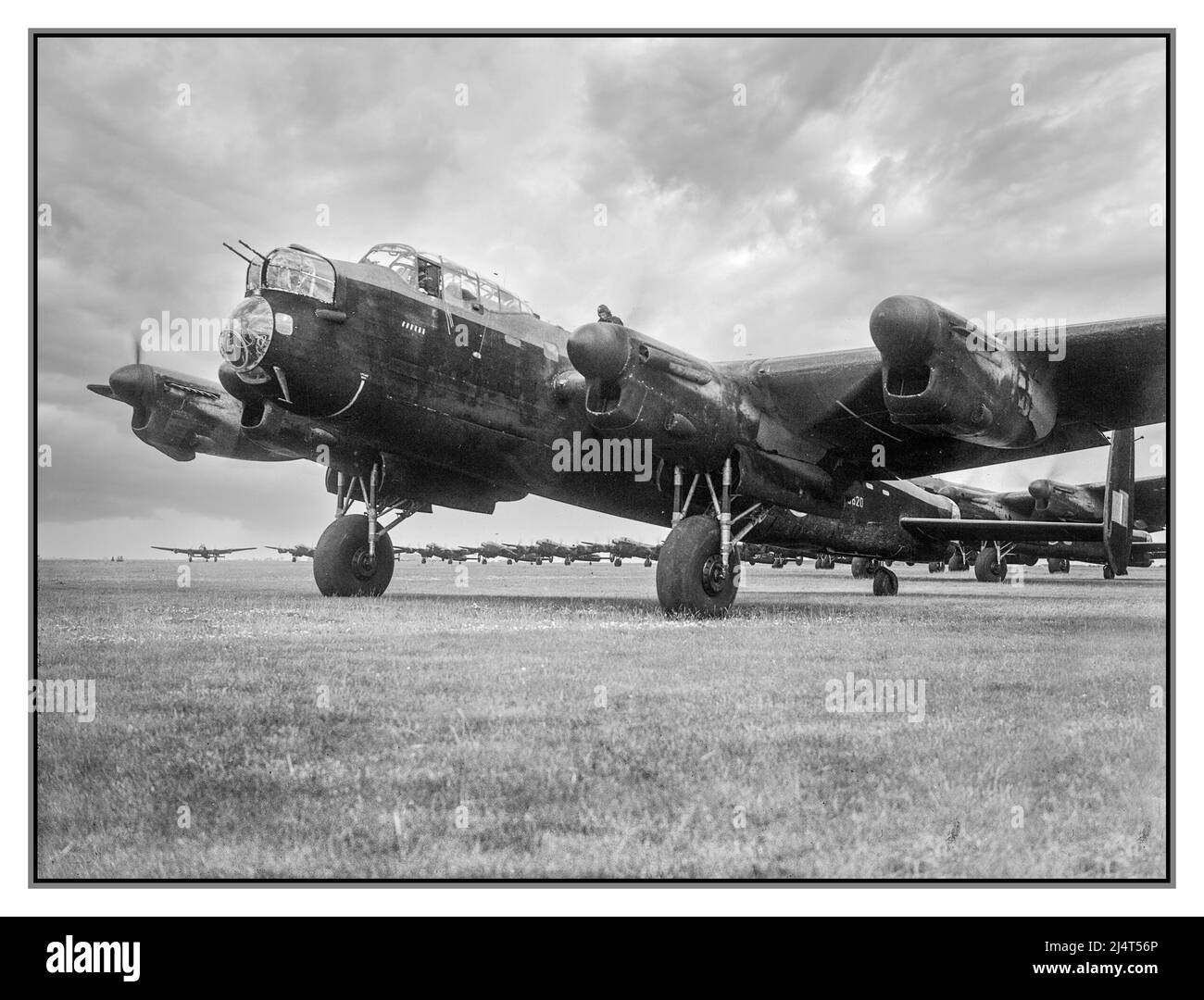 WW2 LANCASTER BOMBER RAF Royal Air Force Bomber Command, 1942-1945. Avro Lancaster B Mark I, R5620 'OL-H', vom 83. Geschwader RAF, der die Schlange der Flugzeuge anführt, die auf den Start von Scampton, Lincolnshire, warten, während des gefeierten 'Thousand-Bomber'-Razzia nach Bremen, Nazideutschland. R5620, geflogen von Pilot Officer J R Farrow & Crew, das einzige Flugzeug, das die Staffel in dieser Nacht verloren hat. Zweiter Weltkrieg Zweiter Weltkrieg WW2. Juni 1942 Stockfoto