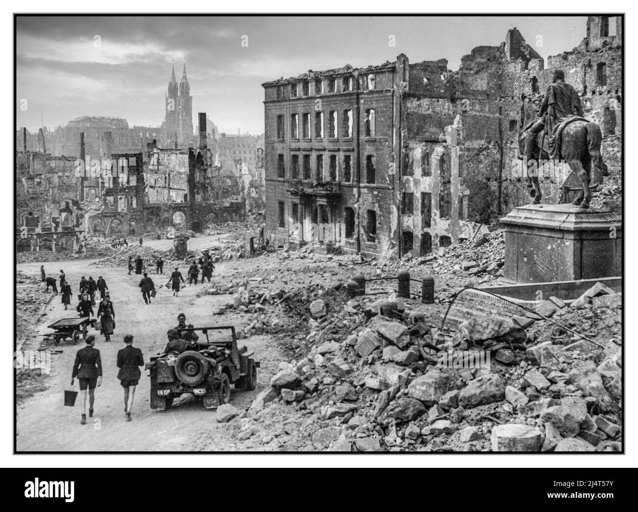 Bombenschaden DER NÜRNBERGER Alliierten Ende WW2 Nazi-Deutschland Gesamtansicht der bayerischen Stadt Nürnberg mit Zivilisten, die nach dem Ende des organisierten Widerstands Nahrung und Wasser holen. In der Ferne die Lorenz-Kirche mit zwei Spinnen; rechts und umgeben von Trümmern befindet sich eine Statue von Kaiser Wilhelm I. 1945. Weltkrieg VE Day + Stockfoto