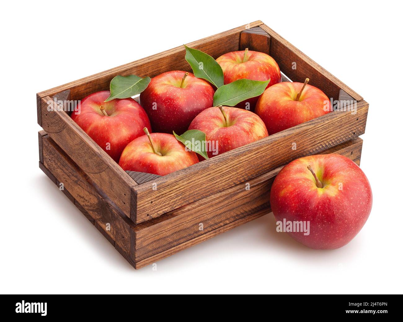 Rote Äpfel in Holzkachtel Weg isoliert auf weiß Stockfoto