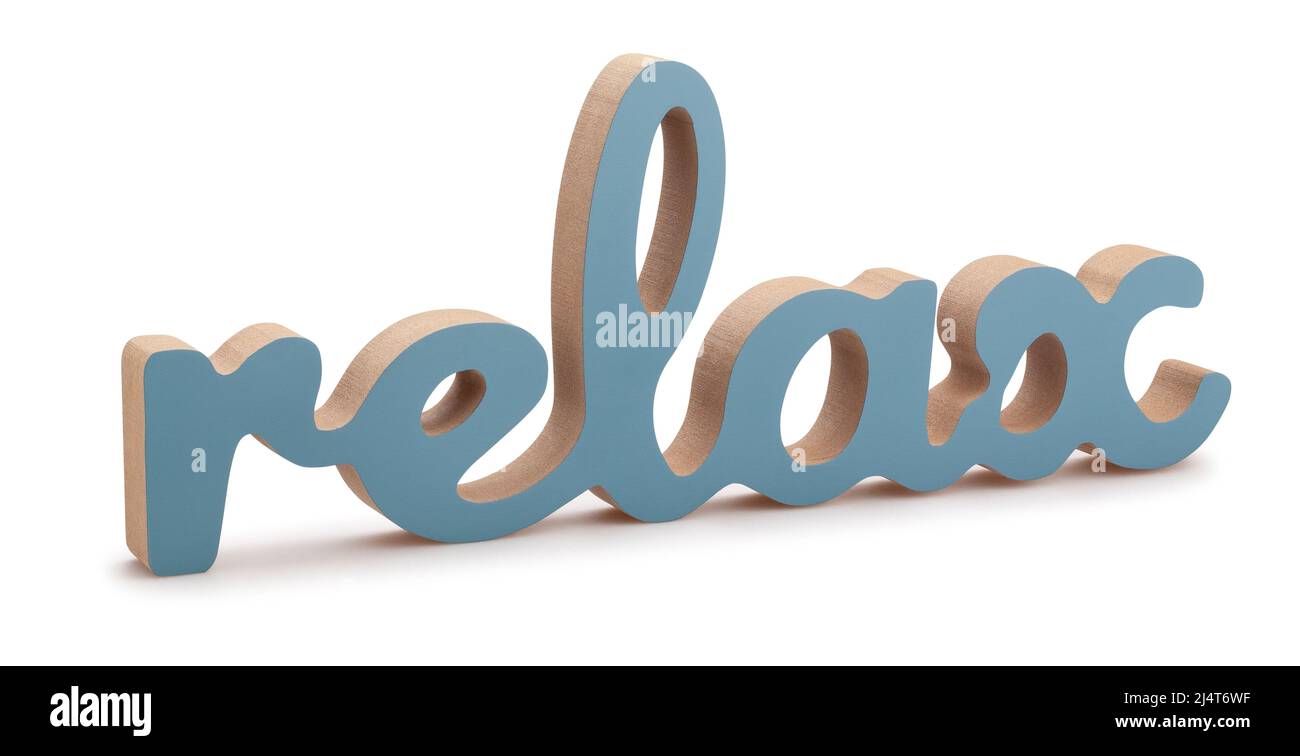 Geschnitzte Holzbuchstaben Wort entspannen Pfad isoliert auf weiß Stockfoto