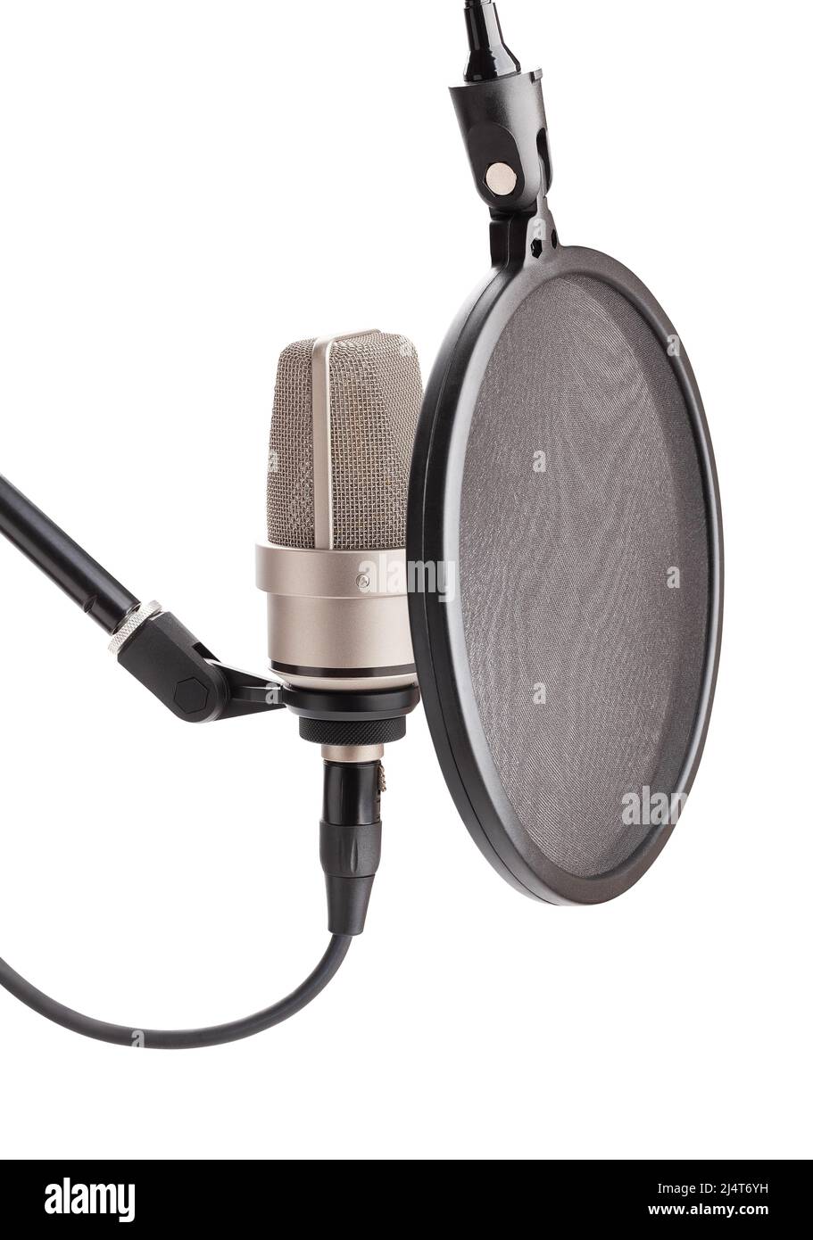 Kondensatormikrofon mit POP-Filter auf Stativpfad, isoliert auf Weiß Stockfoto