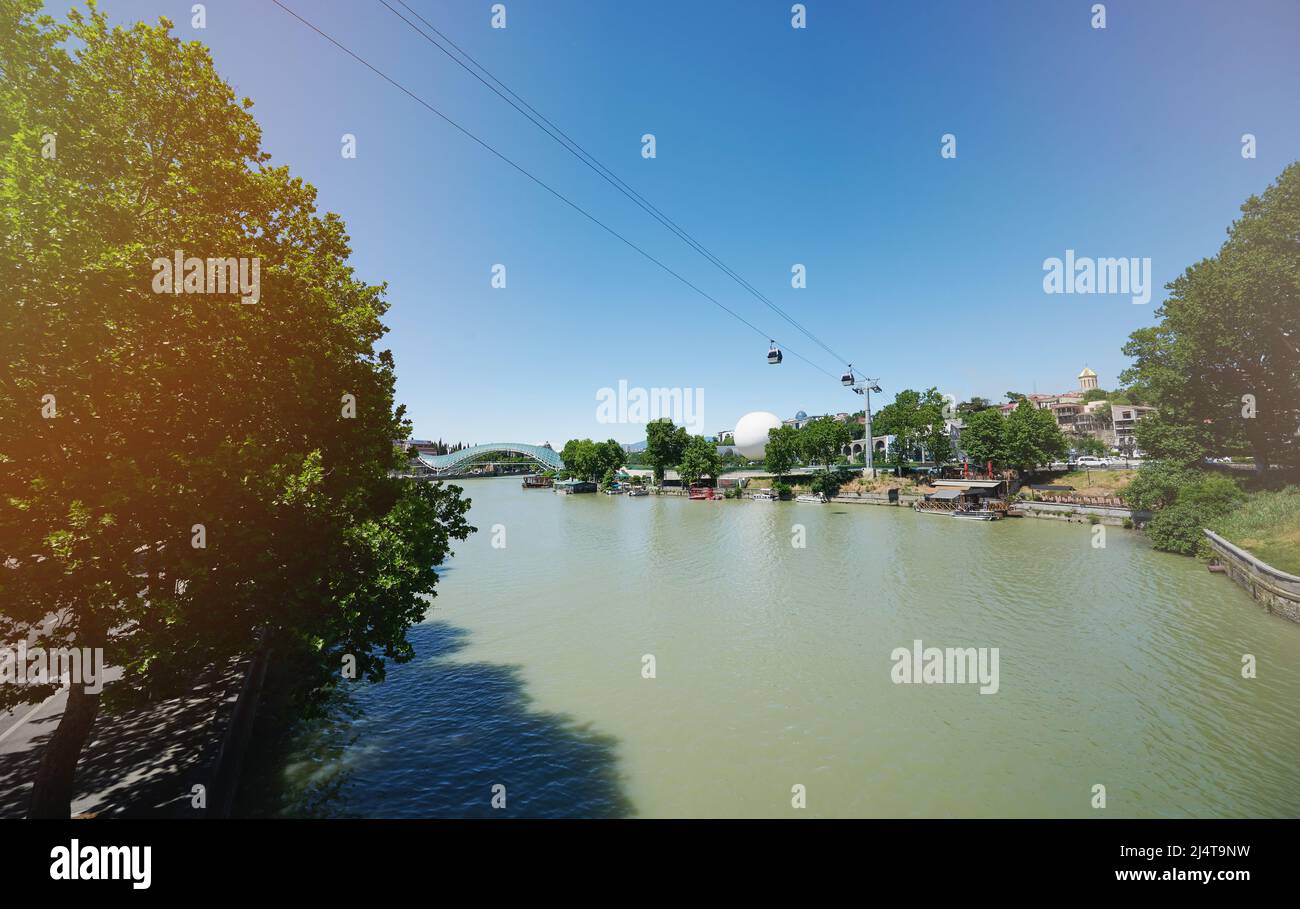 Kura River auf Rike Park an hellen sonnigen Tag mit Seilbahn Stockfoto