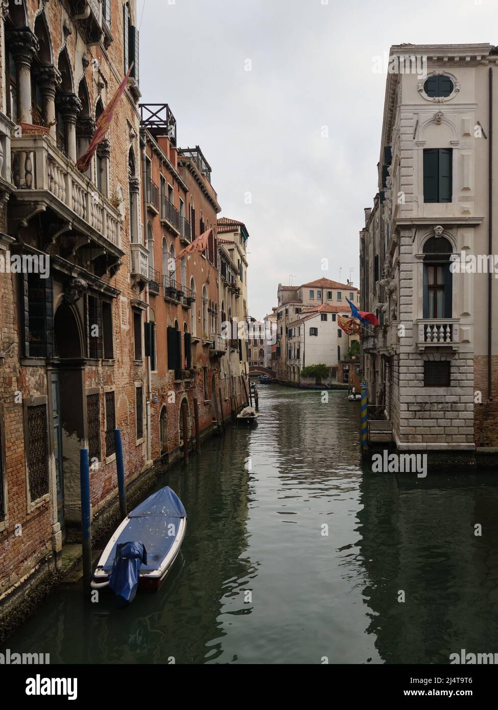 Kanal im Stil einer Seitenstraße in Venedig, der am frühen Morgen ruhig wartet, bevor der Verkehr beginnt. März 2022. Stockfoto