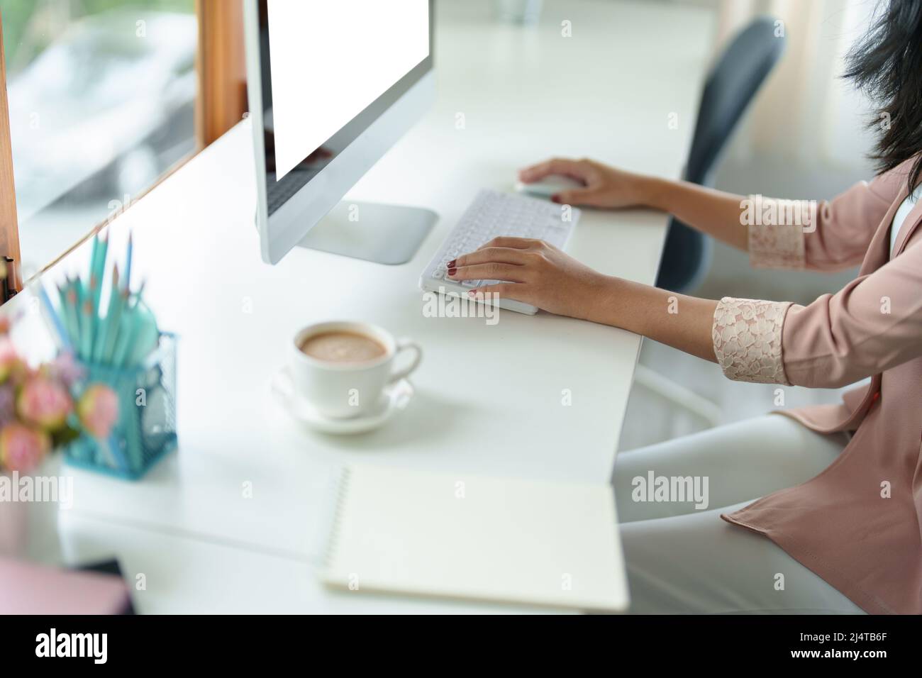Einkaufen, Treffen, Informationssuche, asiatische Frau mit einem weißen Bildschirm Laptop Mockup kann Text, Zeichen oder Bilder einfügen. Stockfoto