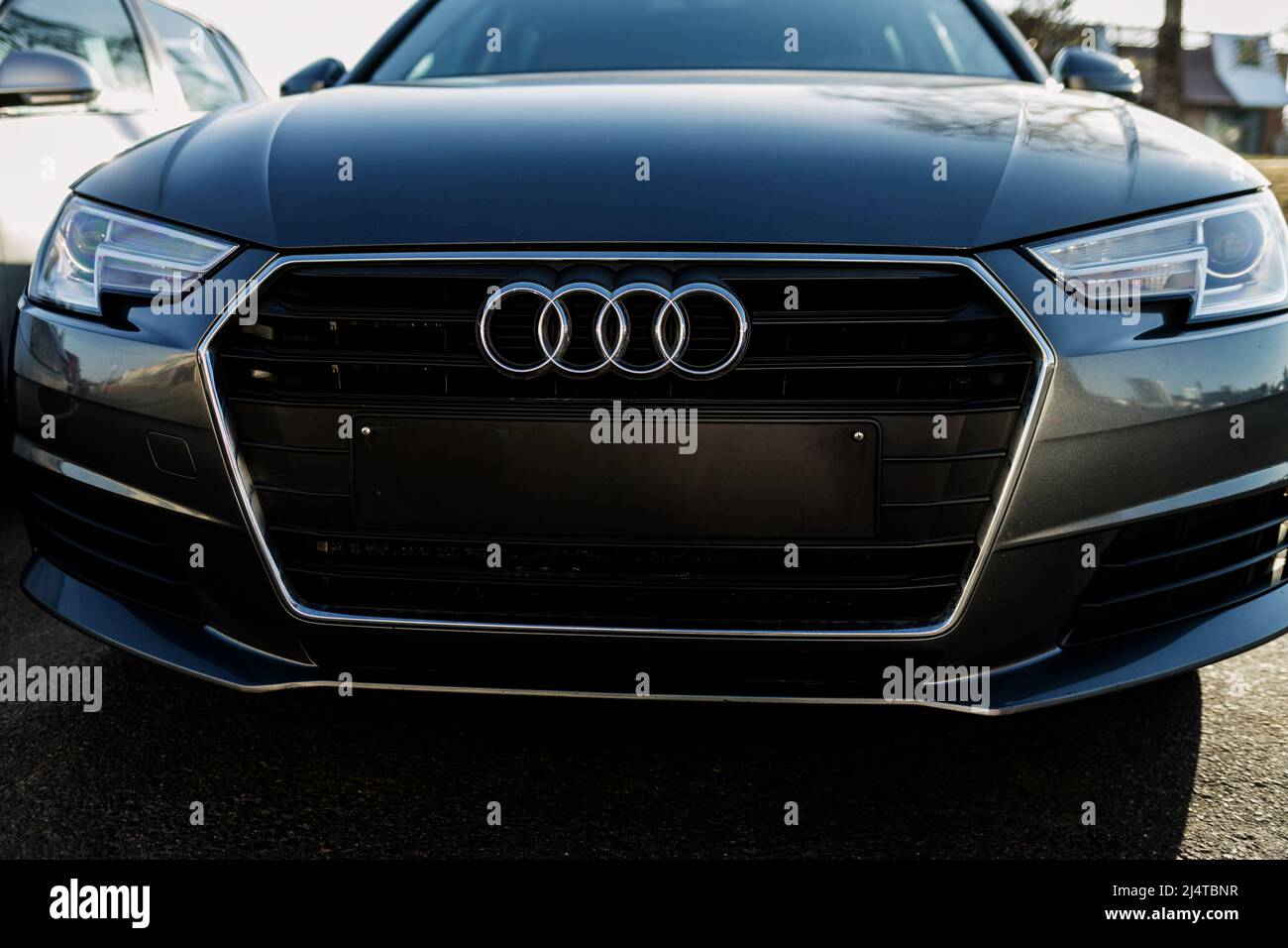Minsk, Weißrussland, April 2022 - Nahaufnahme des Audi Logos zum Autobumper. Luxusautomobilhersteller. Stockfoto